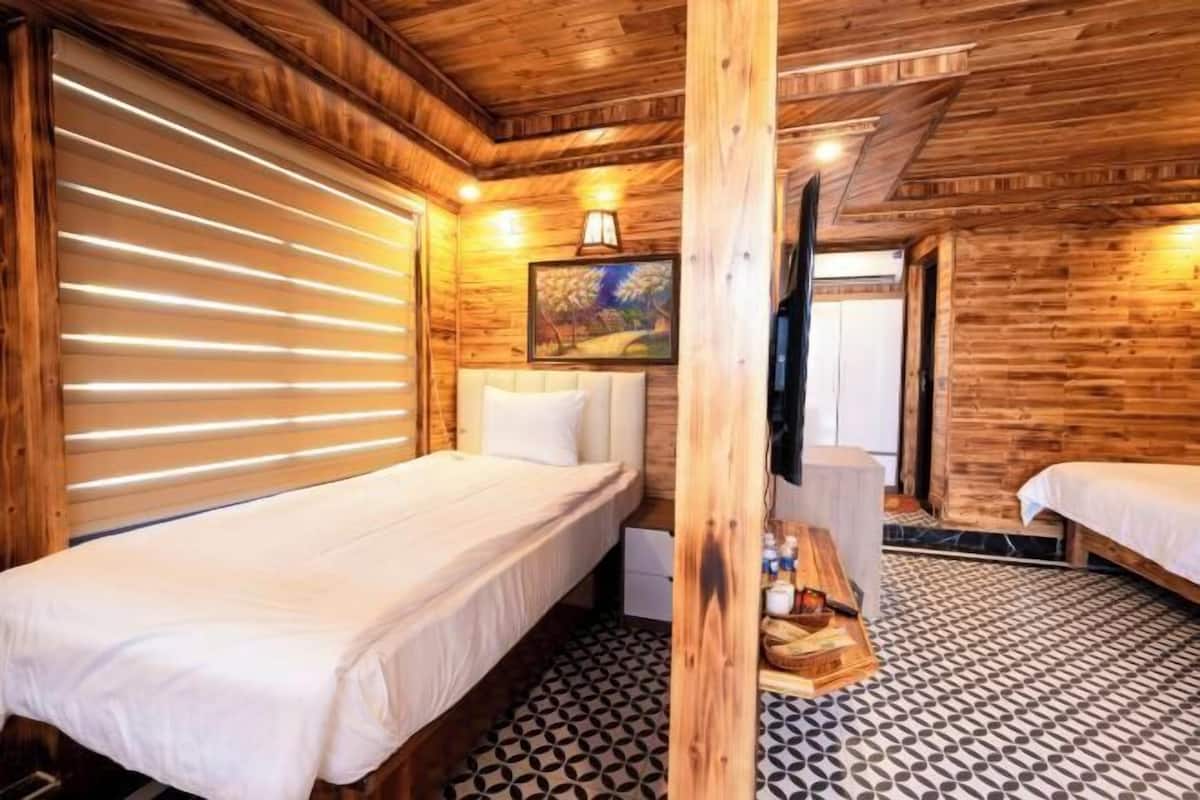 Free WiFi, bed sheets