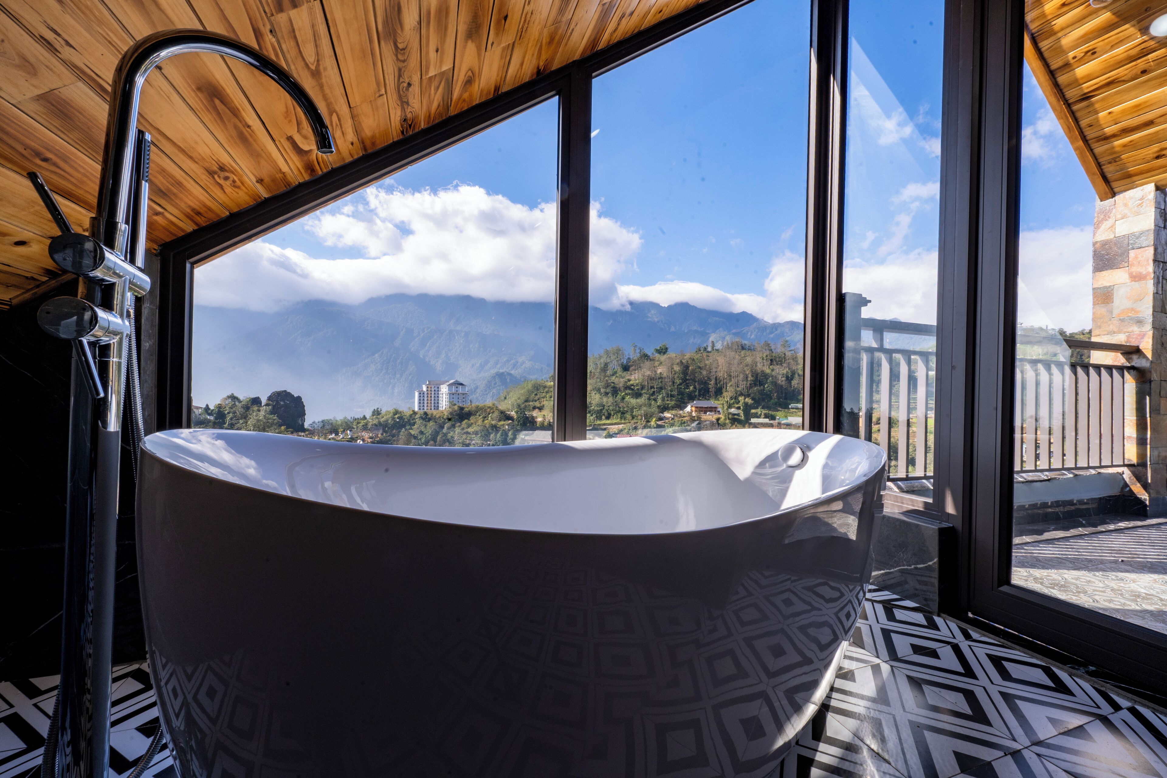 Seniorrum - utsikt mot bergen | Badrum | Lyxtoalettartiklar, hårtork, bidé och handdukar