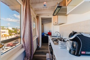 Kylskåp, ugn, kaffe- och tebryggare och grytor/köksredskap