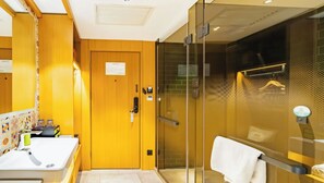 Habitación Confort con 2 camas individuales, para no fumadores | Baño | Regadera, amenidades de baño gratuitas, secadora de cabello, pantuflas 