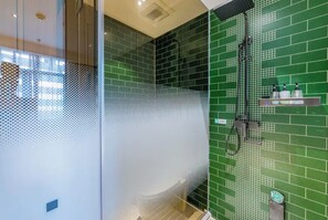 Shower, free toiletries, hair dryer, slippers - QiuGuo Hotel Chongwenmen Metro Branch (Beijing)