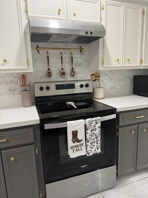 Fridge, microwave, oven, stovetop - The Buckaroo - Your Modern-Western Stay (McAllen)
