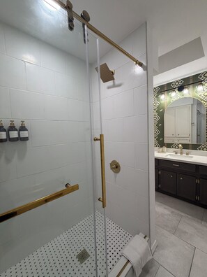 Hair dryer, towels, soap, shampoo - The Buckaroo - Your Modern-Western Stay (McAllen)