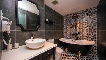 Kahden hengen deluxe-huone | Kylpyhuone | Ilmaiset hygieniatuotteet, hiustenkuivaaja, tohvelit, bidee