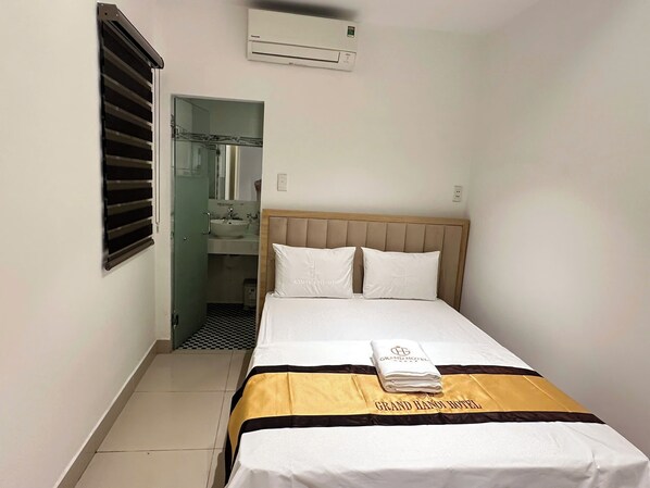 Shower, free toiletries, hair dryer, towels - Grand Hotel Go Vap (Phuong Thong Tay Hoi)