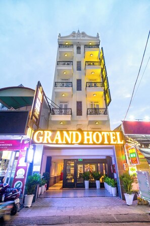 Exterior - Grand Hotel Go Vap (Phuong Thong Tay Hoi)