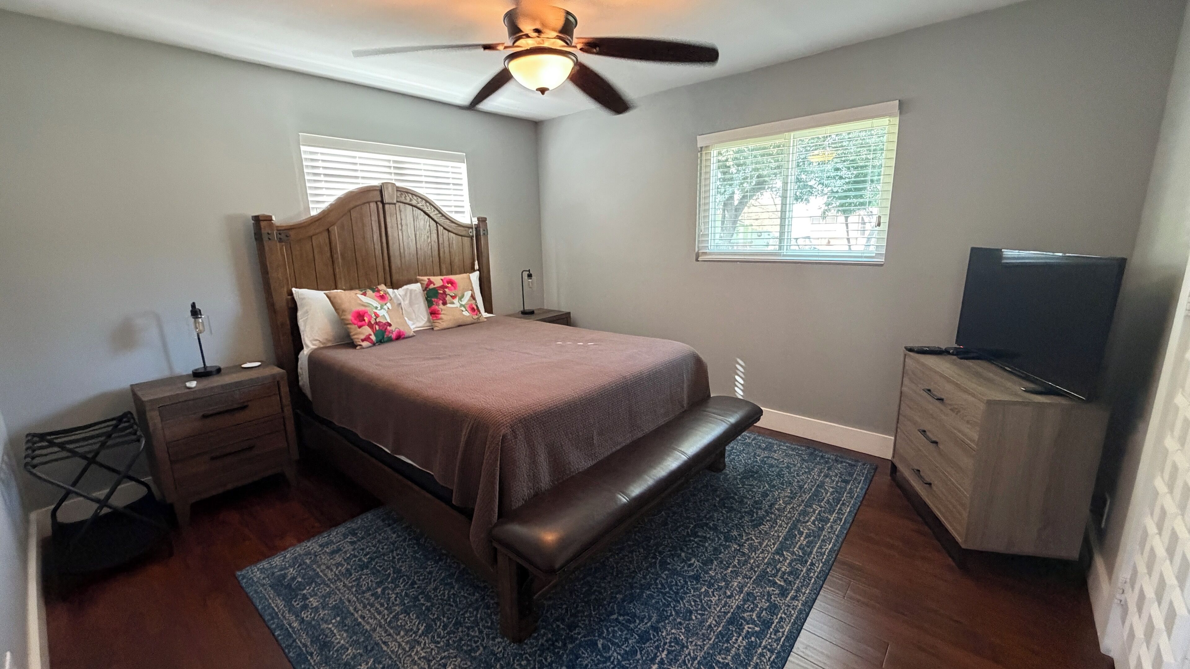 Tabla de planchar con plancha, wifi, ropa de cama