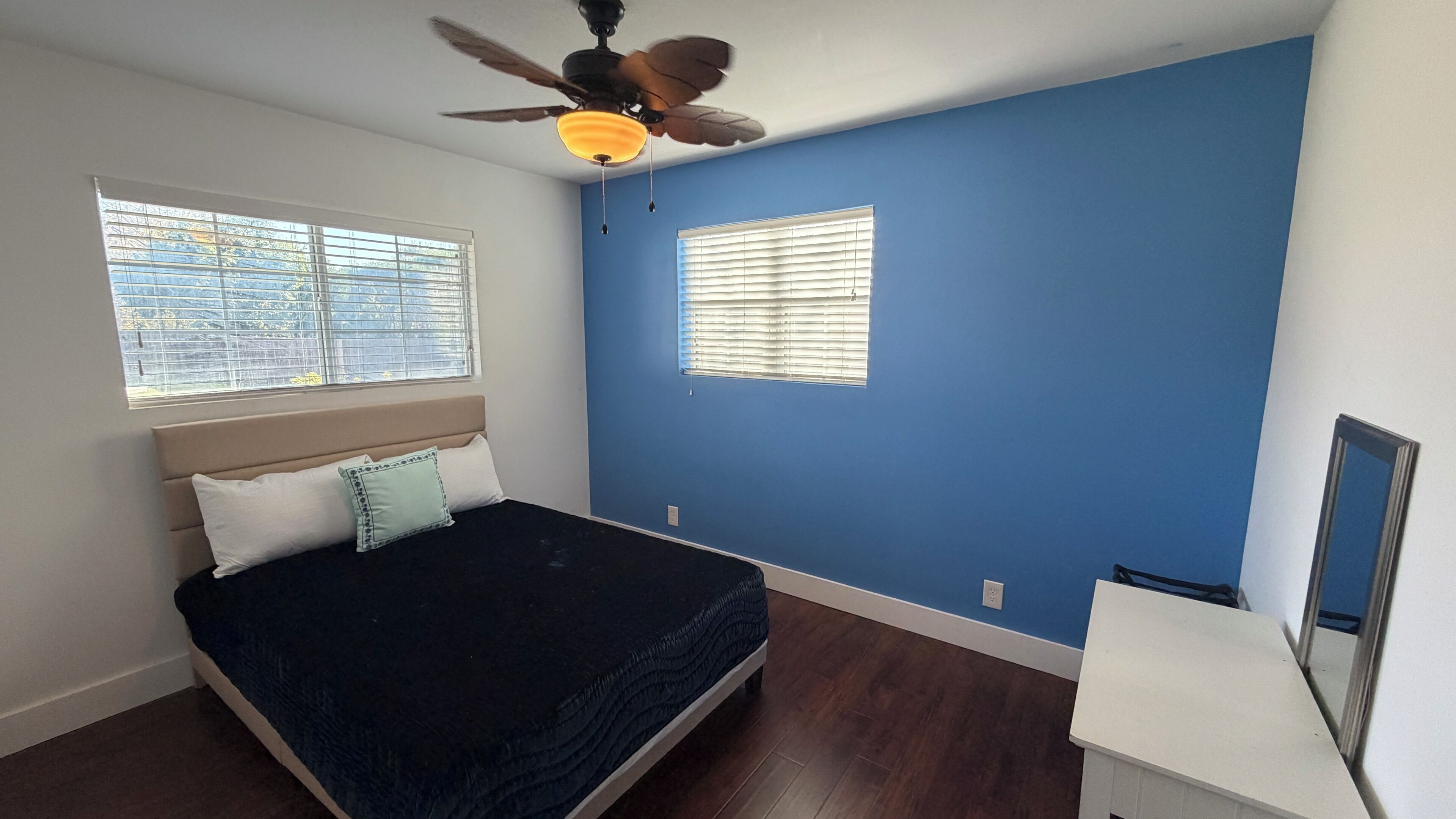 Tabla de planchar con plancha, wifi y ropa de cama 