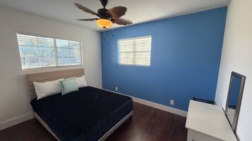 Tabla de planchar con plancha, wifi y ropa de cama