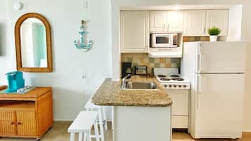 Frigorifero, microonde, forno, piano cottura