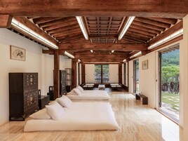 Caja de seguridad en la habitación y sistema de insonorización 