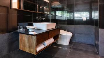 Junior Suite, Courtyard View | Bathroom | Eco-friendly toiletries, slippers