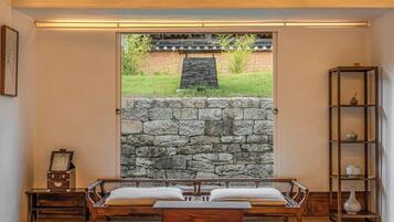 خزنة داخل الغرفة وتجهيزات عازلة للصوت وواي فاي مجانًا