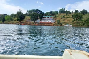 Un lago tranquilo con barcos y un edificio en la orilla.