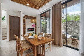 Dining - Luxe Villa  2 BR Pool Bath Tub Wi-Fi 260 Mbps (badung)
