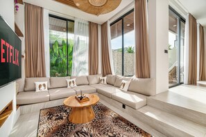 TV - Luxe Villa  2 BR Pool Bath Tub Wi-Fi 260 Mbps (badung)