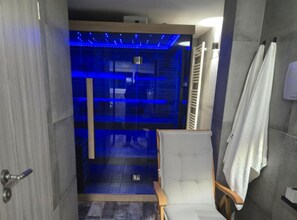 Căn hộ (Two Bedroom apartment with Balcony an) | Phòng khách | TV màn hình phẳng 32-inch có truyền hình kỹ thuật số 