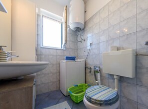独立别墅 (Two Bedroom Villa with Sea view) | 浴室 | 淋浴设施、毛巾