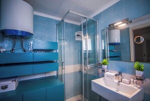 Apartemen Keluarga, beberapa kamar (Tiffany With Shared Pool) | Kamar mandi | Shower, pengering rambut, kloset, dan handuk