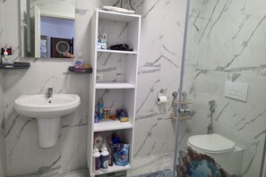Family Apartment, Multiple Bedrooms (Holiday Apartment in Golem 070) | Bathroom - Holiday Apartment in Golem 070 (Golem)