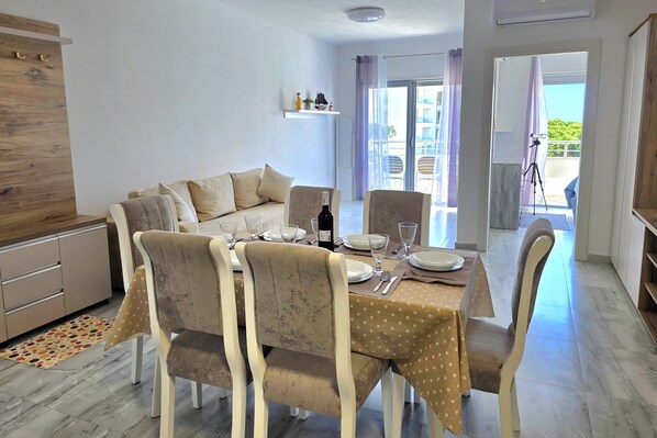 家庭公寓, 多間臥室 (Holiday Apartment in Golem 070) | 用餐區