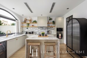 Villa | Private kitchen - LUX The Serene Springs Villa (Dubai)