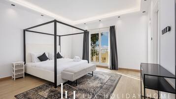 Villa | Blackout curtains, iron/ironing board, free WiFi