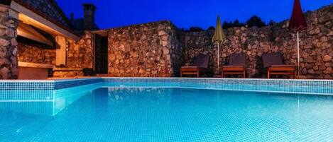 House (Five Bedroom Holiday Home with Swimmi) | Pool