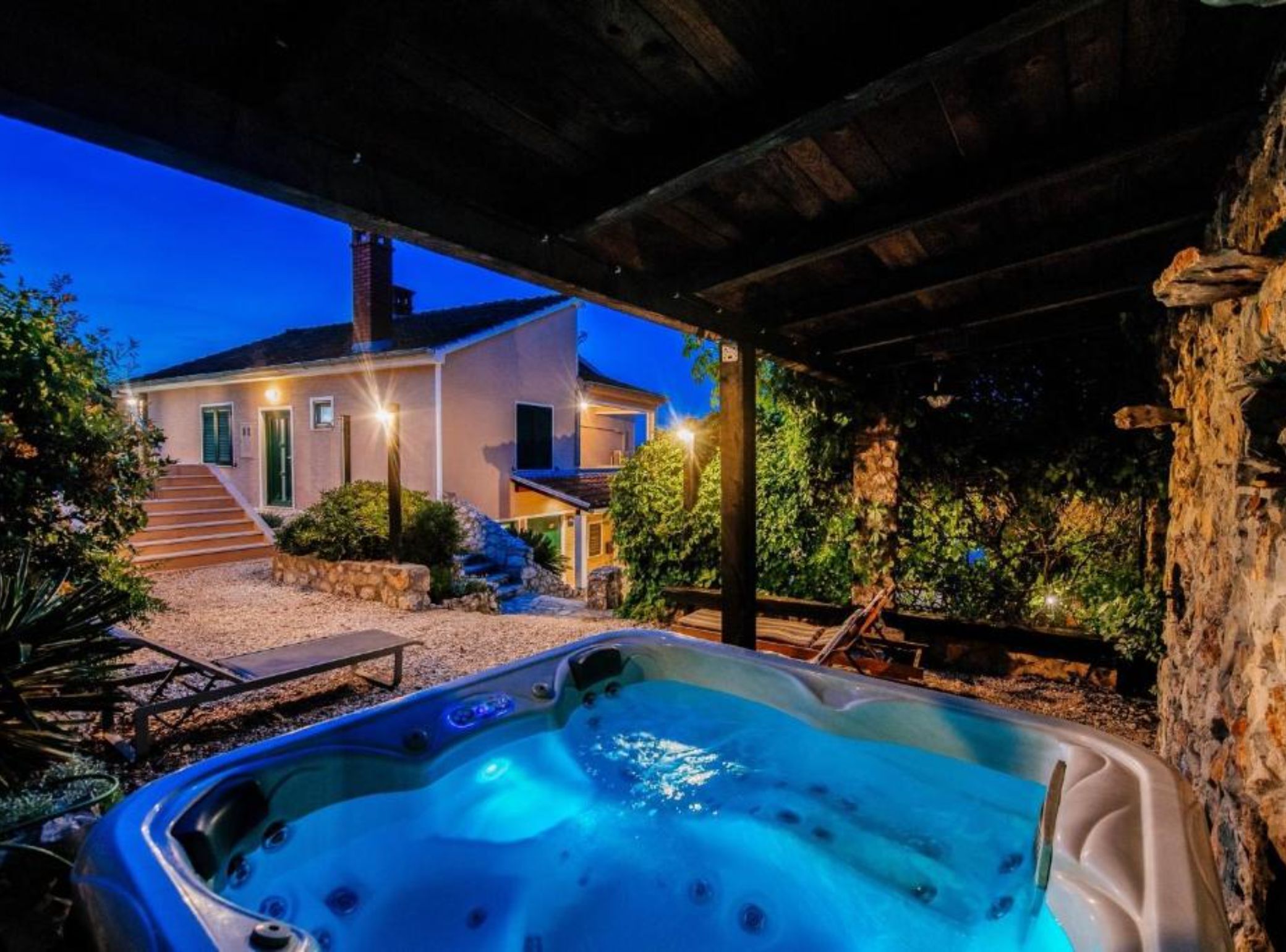 Villa (Five Bedroom Holiday Home with Swimmi) | Outdoor spa tub