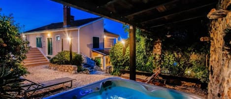 Villa (Five Bedroom Holiday Home with Swimmi) | Utendørs boblebad