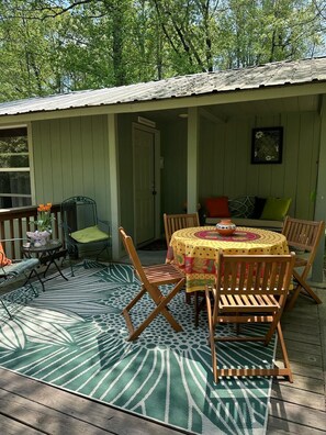 Outdoor dining - Hot Springs Arkansas Crystal Cottage (Hot Springs)