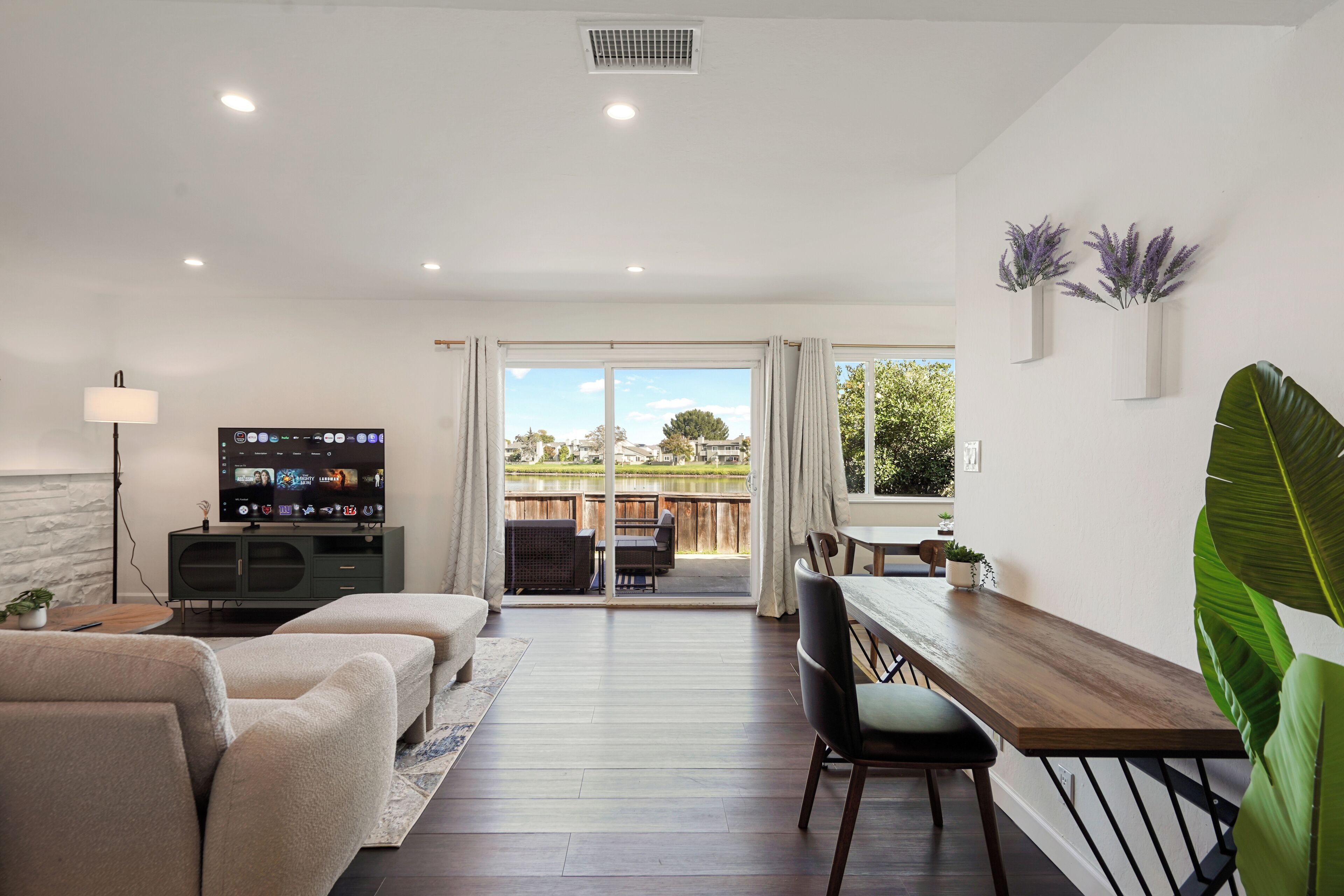 House, 3 Bedrooms, Patio, Lake View | Living area