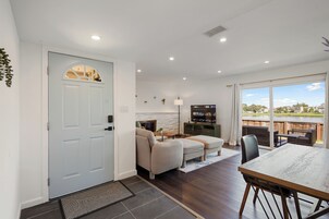 House, 3 Bedrooms, Patio, Lake View | Interior