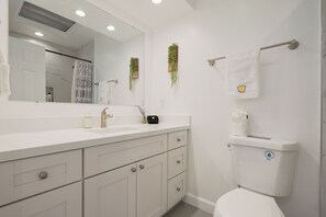 House, 3 Bedrooms, Patio, Lake View | Bathroom - Lakefront Retreat  WaterViews 3BR 1.5BA  (San Mateo)