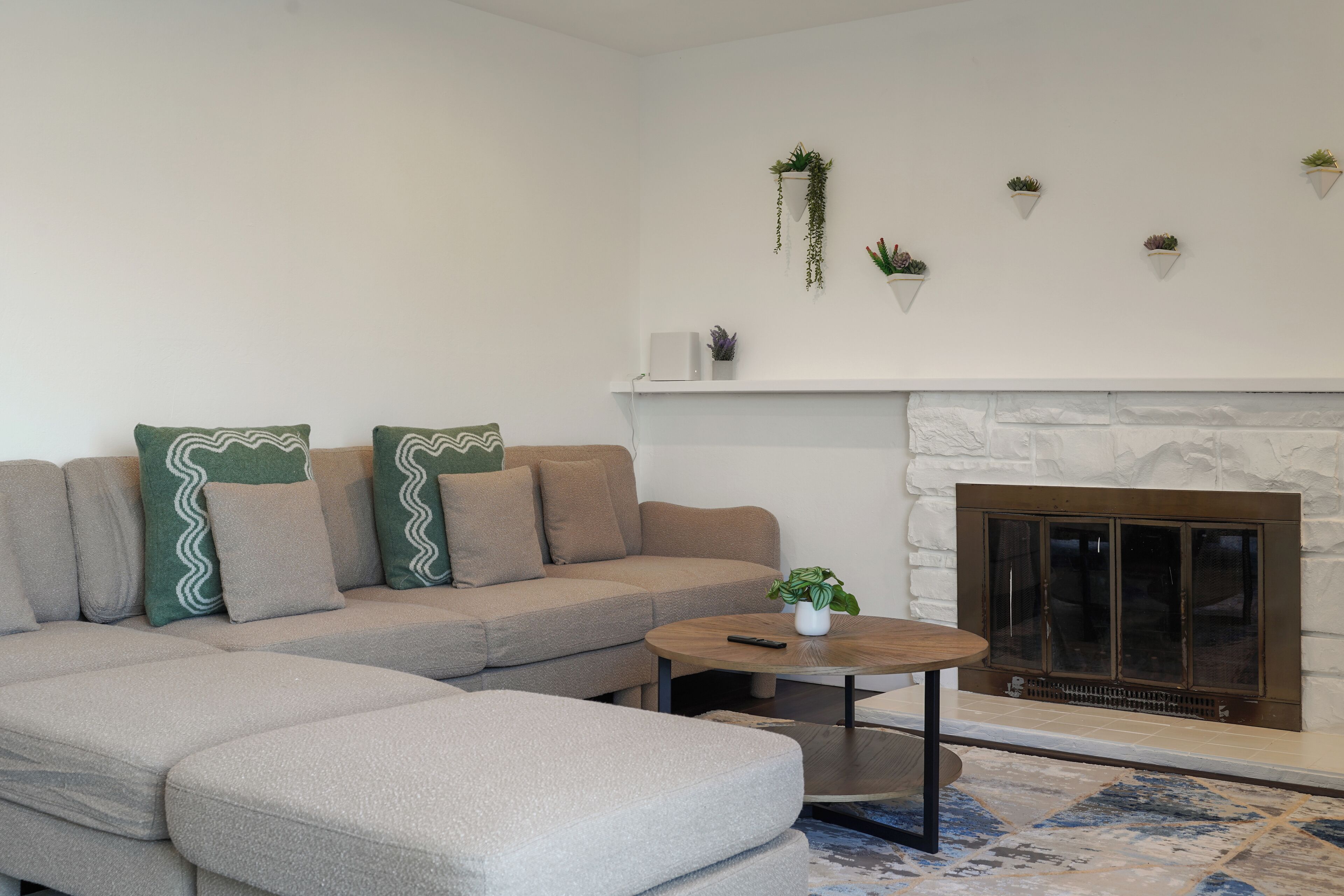 Ferienhaus, 3 Schlafzimmer, Terrasse, Seeblick | Wohnbereich | 55-Zoll-LED-Fernseher mit Digitalempfang