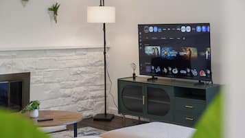 House, 3 Bedrooms, Patio, Lake View | Interior