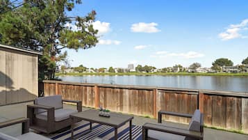 Casa, 3 habitaciones, patio, vista al lago | Terraza o patio