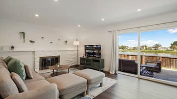 Casa, 3 habitaciones, patio, vista al lago | Área de sala de estar