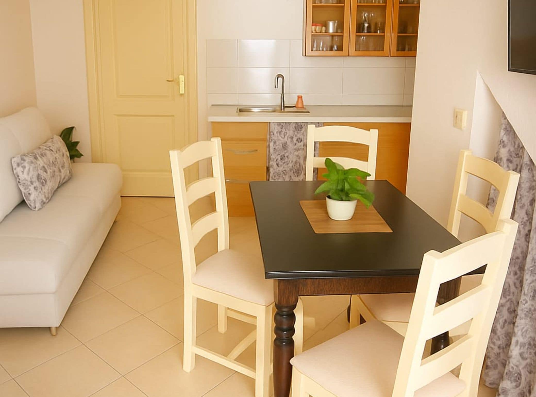 Leilighet (One Bedroom apartment with Balcony an) | Oppholdsrom | En 32-tommers Flatskjerm-TV med Parabol-TV