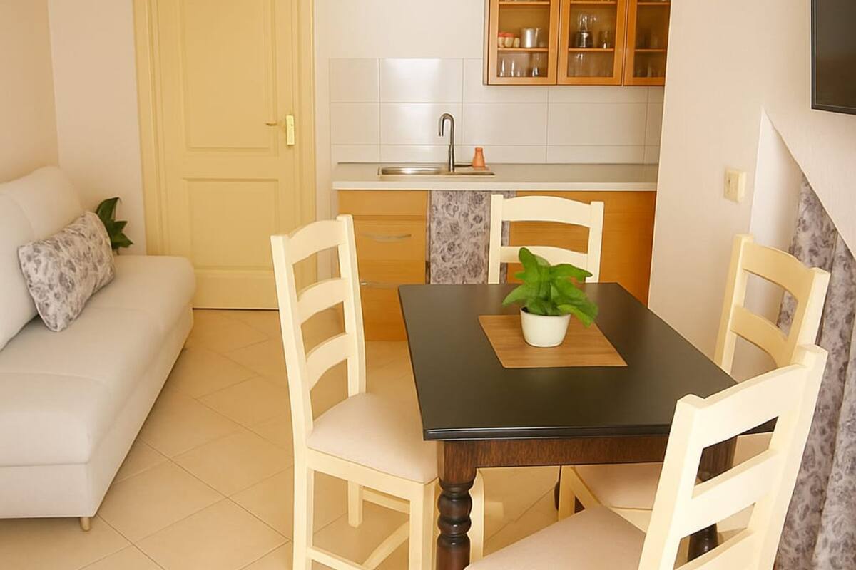 公寓 (One Bedroom apartment with Balcony an) | 客廳 | 32 吋平面電視連衛星電視頻道