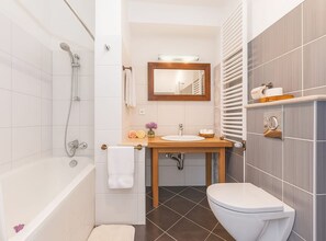 Apartment (One Bedroom apartment with Balcony an) | Bathroom | Towels - Apartments Lučica (Podgora)