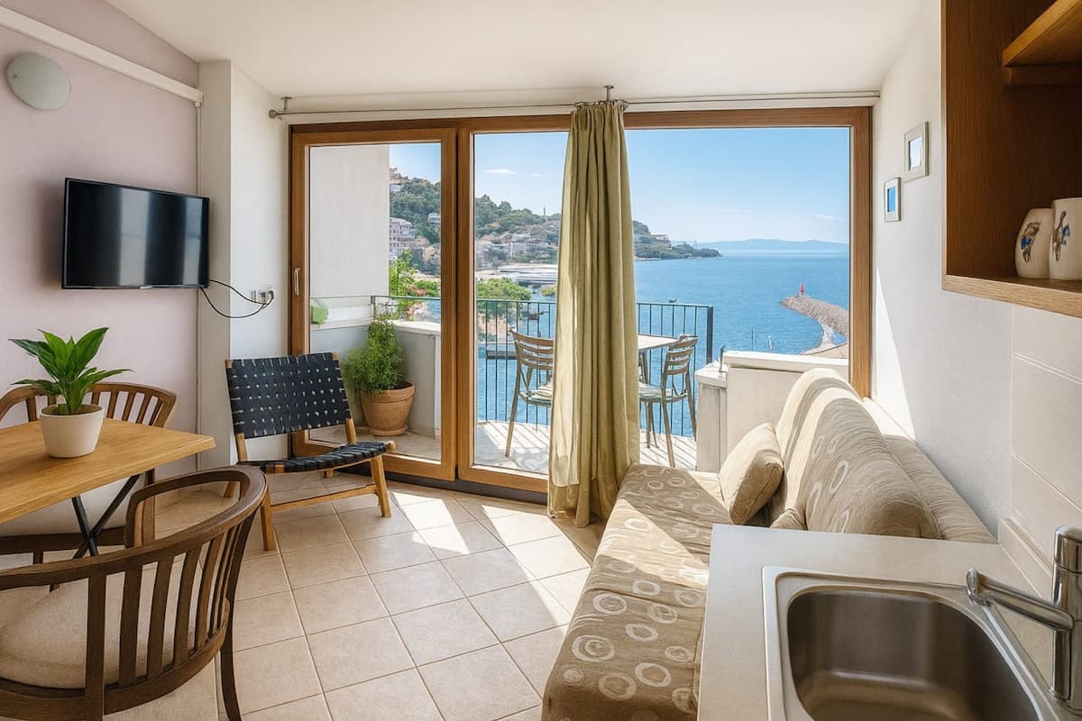 Leilighet (One Bedroom apartment with Balcony an) | Oppholdsrom | En 32-tommers Flatskjerm-TV med Parabol-TV