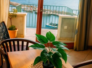Apartment (One Bedroom apartment with Balcony an) | Living room | 32-inch flat-screen TV with satellite channels - Apartments Lučica (Podgora)