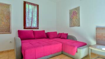 Căn hộ (One bedroom apartment (Kamoro)) | Phòng khách | TV màn hình phẳng 32-inch có truyền hình vệ tinh