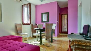 Căn hộ (One bedroom apartment (Kamoro)) | Phòng khách | TV màn hình phẳng 32-inch có truyền hình vệ tinh