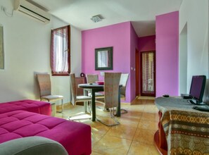 Apartment (One bedroom apartment (Kamoro)) | Living room | 32-inch flat-screen TV with satellite channels - Villa Marković 2 (Sutomore)