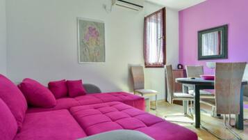 Căn hộ (One bedroom apartment (Kamoro)) | Phòng khách | TV màn hình phẳng 32-inch có truyền hình vệ tinh