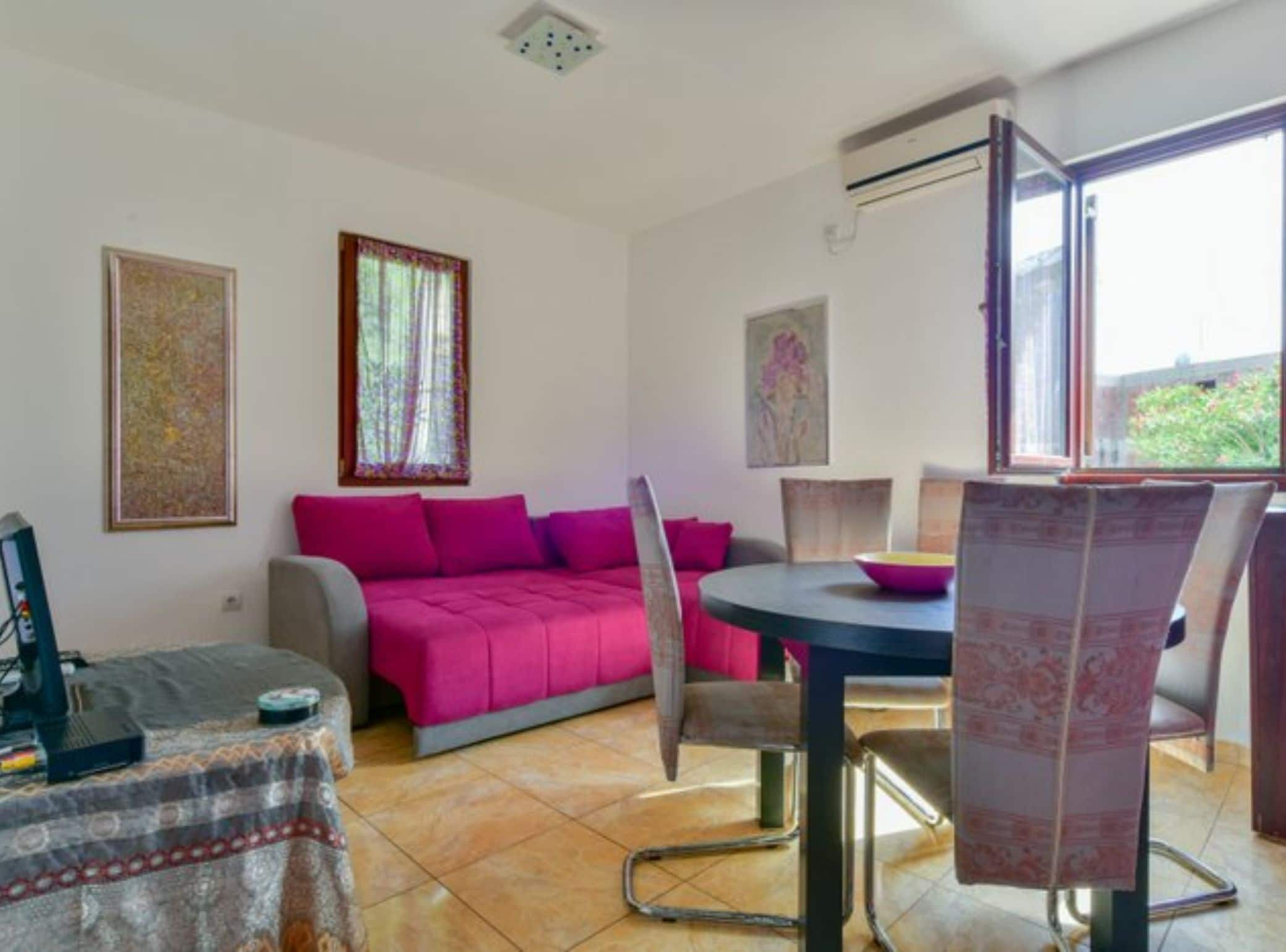 Apartemen (One bedroom apartment (Kamoro)) | Ruang keluarga | Televisi layar datar 32-inci dengan saluran TV satelit