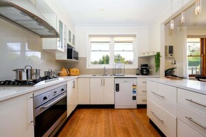 Een koelkast, een magnetron, een oven, een kookplaat