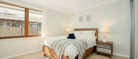 Strykejern/-brett, reiseseng for barn, wi-fi og sengetøy